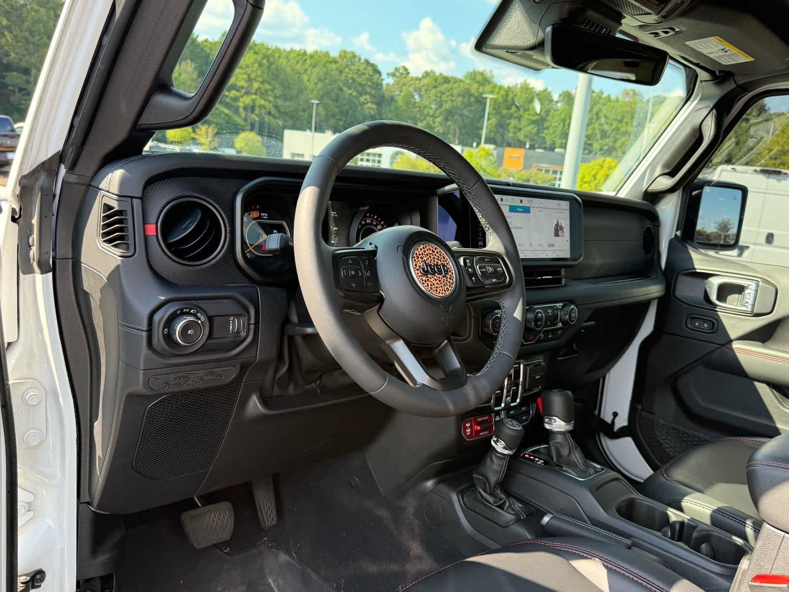 Used 2025 Jeep Wrangler Unlimited Rubicon AWD/4WD image 15