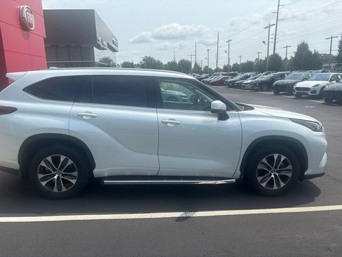 Used 2022 Toyota Highlander XLE AWD/4WD image 4