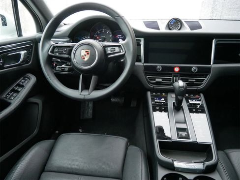 Used 2025 Porsche Macan image 8