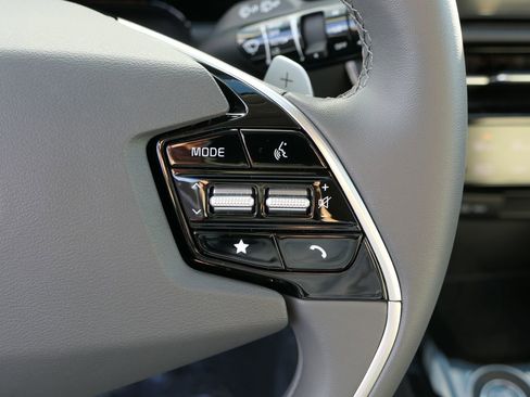 Used 2025 Kia Niro EX Touring image 14