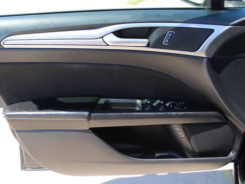 Used 2020 Ford Fusion SE FWD image 15