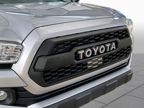 Used 2021 Toyota Tacoma SR5 AWD/4WD image 30