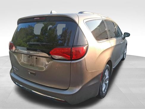 Used 2017 Chrysler Pacifica Touring-L w/ Tire & Wheel Group FWD image 7