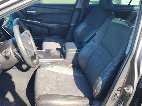 Used 2016 Toyota Camry SE image 3