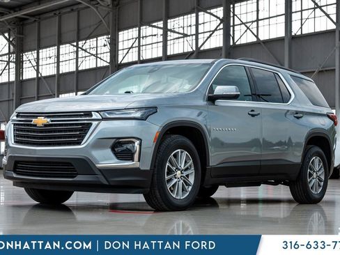 Used 2023 Chevrolet Traverse LT FWD image 1
