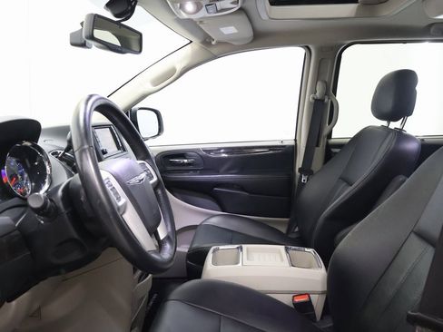 Used 2016 Chrysler Town & Country Touring-L image 13