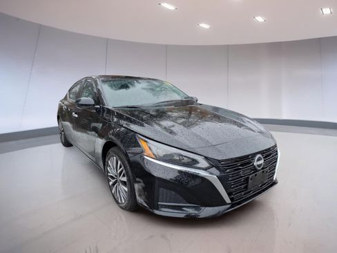 Used 2024 Nissan Altima 2.5 SV image 1