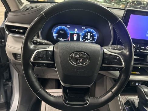 Used 2023 Toyota Highlander Platinum FWD image 12