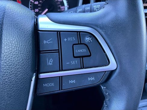 Used 2023 Toyota Highlander XSE image 22