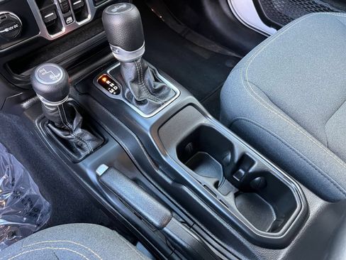 Used 2025 Jeep Wrangler Unlimited Sahara AWD/4WD image 46