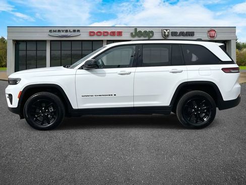 Used 2024 Jeep Grand Cherokee Altitude image 34