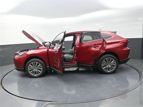 Used 2024 Toyota Venza XLE image 38