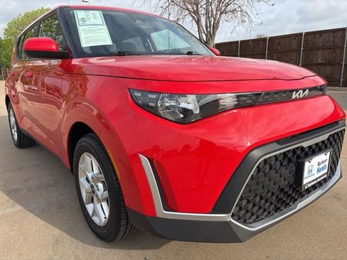 Used 2024 Kia Soul LX w/ Option Group 015 FWD image 2