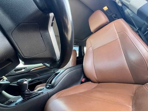 Used 2017 Toyota Highlander Limited Platinum AWD/4WD image 18