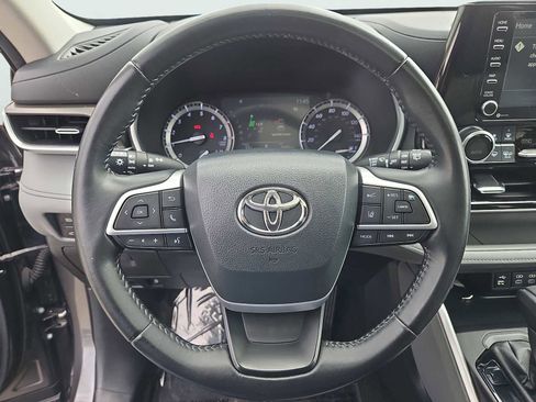 Used 2022 Toyota Highlander XLE AWD/4WD image 26