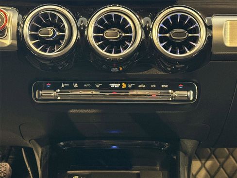 Used 2022 Mercedes-Benz GLB 250 4MATIC image 17