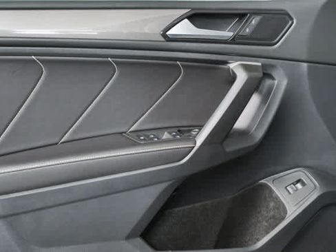Used 2024 Volkswagen Tiguan SE FWD image 9