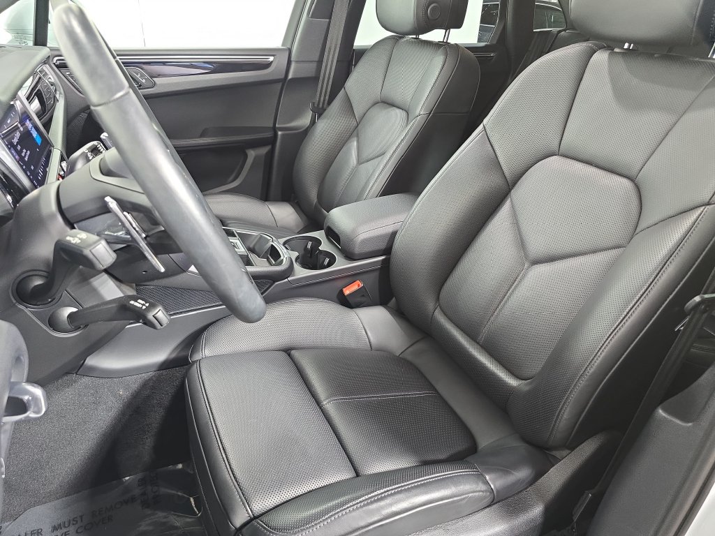 Certified 2026 Porsche Macan AWD/4WD image 5