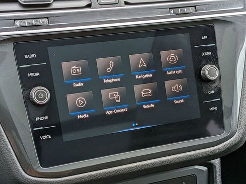 Used 2024 Volkswagen Tiguan SE w/ Panoramic Sunroof Package image 17