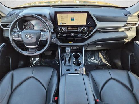 Used 2023 Toyota Highlander XLE FWD image 17
