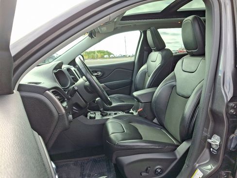 Certified 2021 Jeep Cherokee Latitude Plus w/ Sun & Sound Group image 13