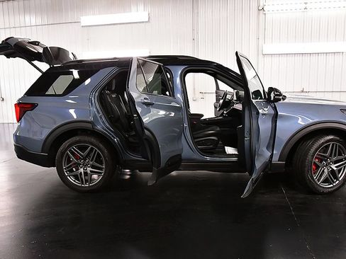 Used 2025 Ford Explorer ST AWD/4WD image 30