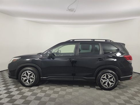 Used 2023 Subaru Forester Premium image 2