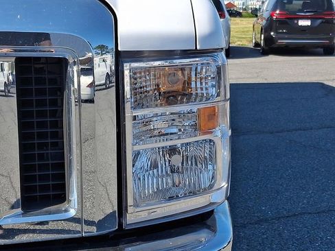 Used 2024 Ford E-450 and Econoline 450 Super Duty w/ Power Windows & Locks Group RWD image 9