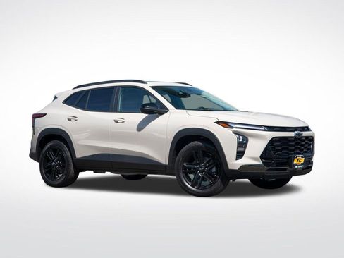 New 2026 Chevrolet Trax ACTIV w/ Sunroof Package FWD image 3