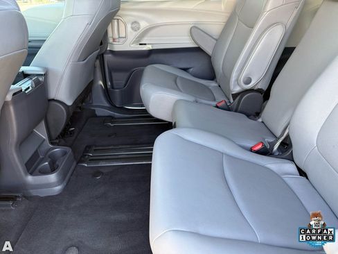 Used 2024 Toyota Sienna XLE FWD image 26