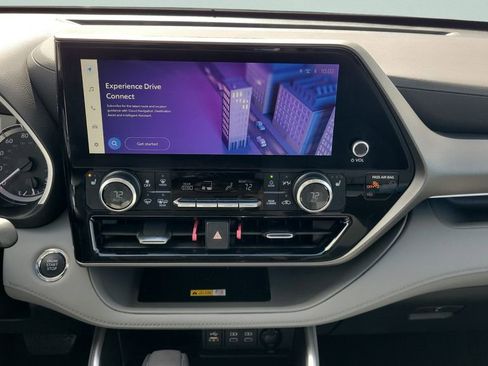 Used 2023 Toyota Highlander XLE image 14