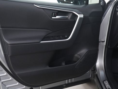 Used 2025 Toyota RAV4 XLE image 17