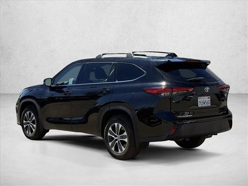 Used 2022 Toyota Highlander XLE AWD/4WD image 7