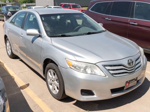 Used 2011 Toyota Camry LE w/ LE Extra-Value Pkg FWD image 1