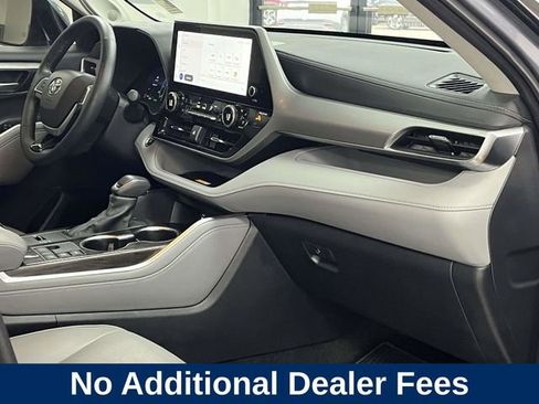 Used 2024 Toyota Highlander Platinum AWD/4WD image 29