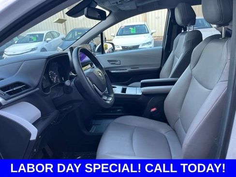 Used 2025 Toyota Sienna XLE FWD image 7