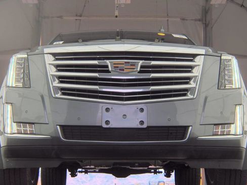 Used 2019 Cadillac Escalade Platinum image 3