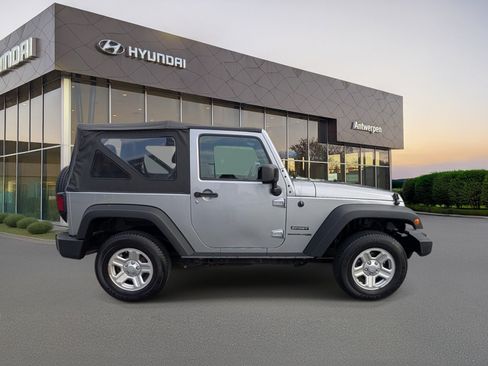 Used 2018 Jeep Wrangler Sport AWD/4WD image 2