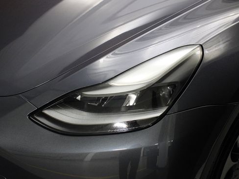 Used 2022 Tesla Model Y Performance image 3