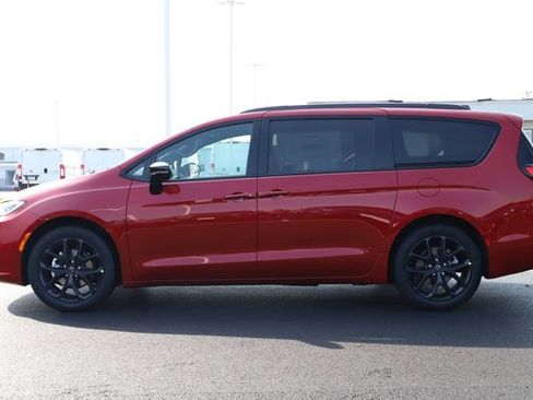 New 2026 Chrysler Pacifica Select image 2