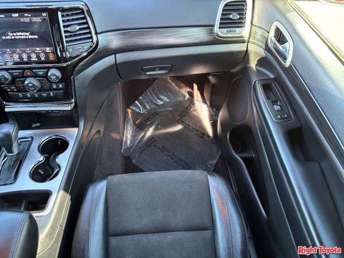 Used 2019 Jeep Grand Cherokee Altitude AWD/4WD image 17