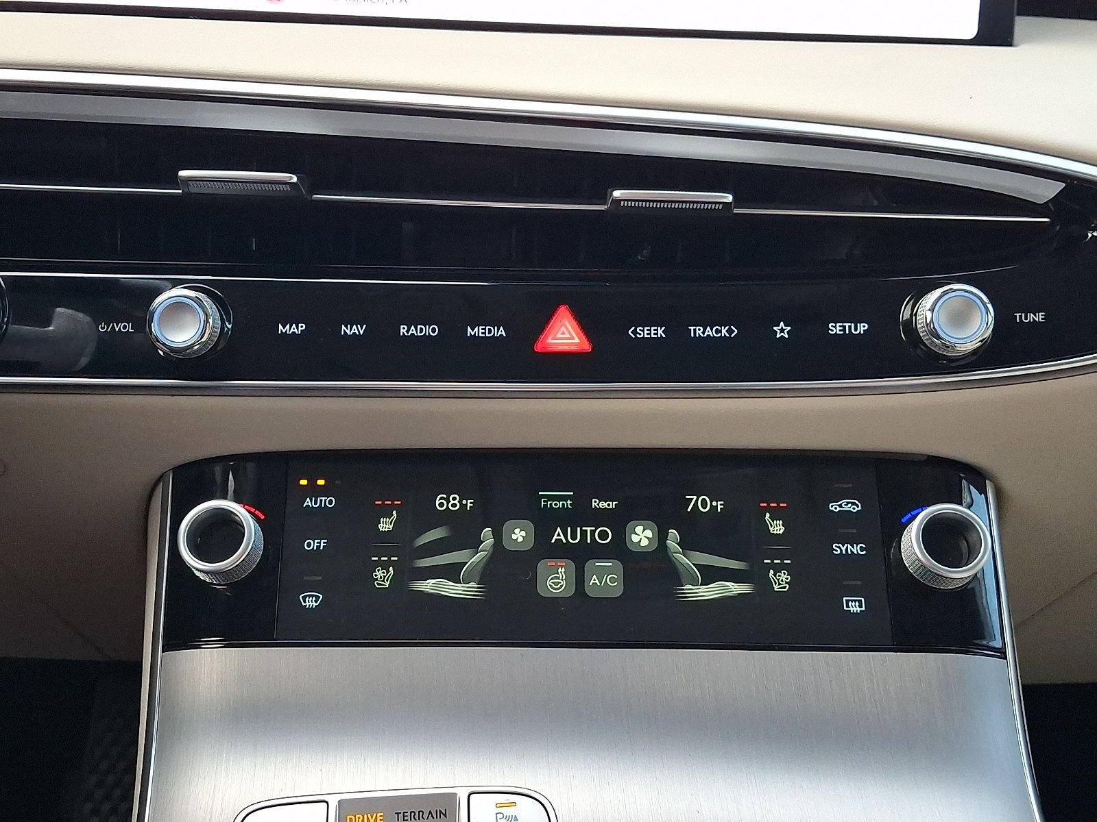 Certified 2026 Genesis GV70 2.5T Advanced AWD/4WD image 16