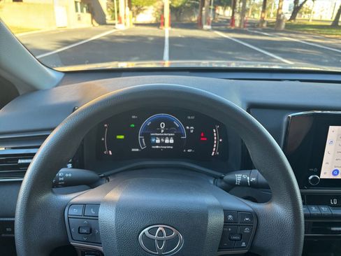 Used 2025 Toyota Camry LE image 28