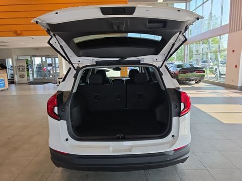Used 2022 GMC Terrain SLE FWD image 32