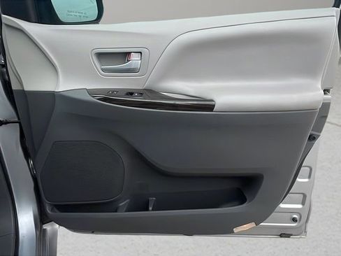 Used 2017 Toyota Sienna XLE w/ XLE Navigation Package image 13