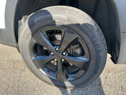 Used 2019 Jeep Cherokee Latitude Plus AWD/4WD image 19