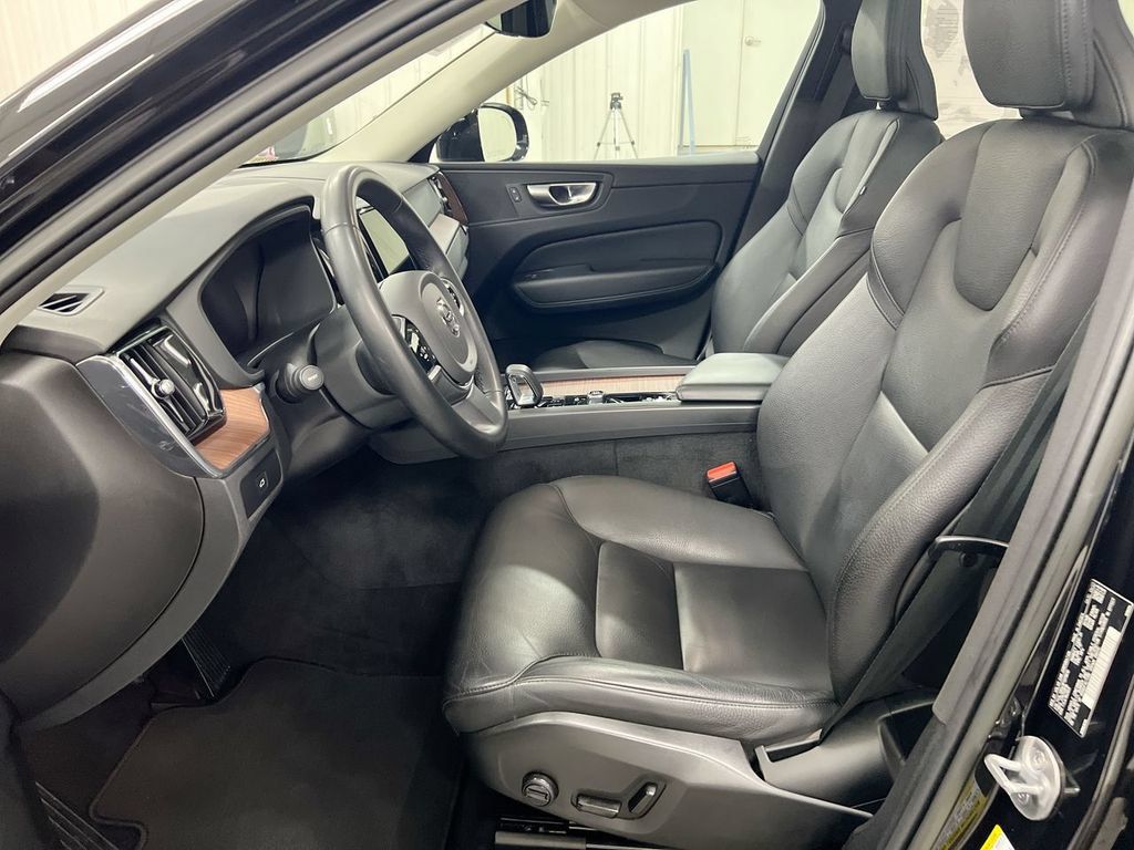 Used 2023 Volvo XC60 B5 Plus AWD/4WD image 20