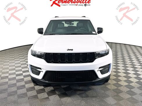 New 2025 Jeep Grand Cherokee Altitude image 2