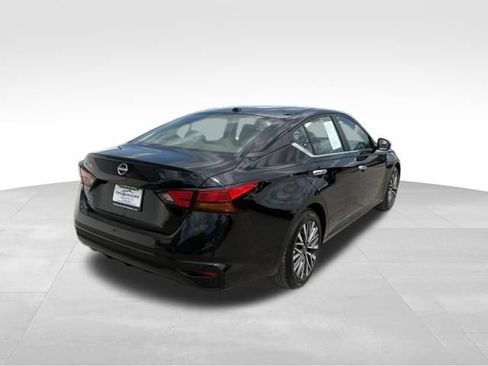 Used 2025 Nissan Altima 2.5 SV FWD image 2