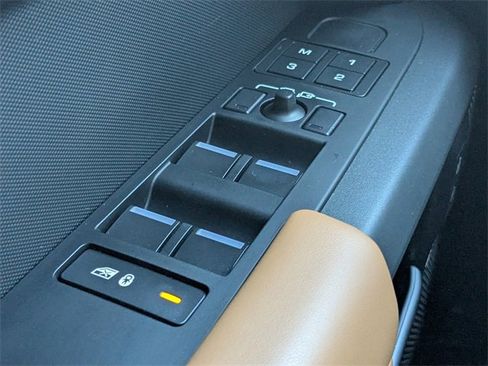 Used 2024 Land Rover Defender 110 X-Dynamic SE image 21